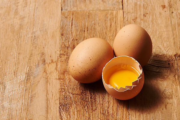 포토 JPG 스튜디오촬영 음식 식재료 실내 누끼 사람없음 하이앵글 갈색 계란 알 신선 세개 유기농 노른자 단백질 나무배경 국내포토 웰빙 뷰포인트 컬러 백그라운드 3 내부 영양소 파일형식