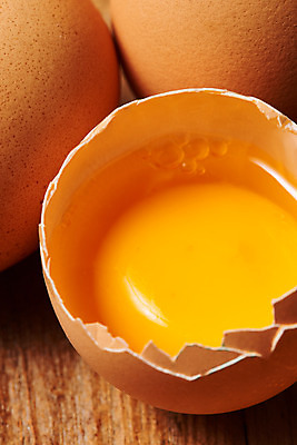 포토 JPG 스튜디오촬영 음식 식재료 실내 누끼 근접촬영 사람없음 하이앵글 갈색 계란 알 신선 세개 유기농 노른자 단백질 나무배경 국내포토 웰빙 뷰포인트 컬러 백그라운드 3 내부 영양소 파일형식