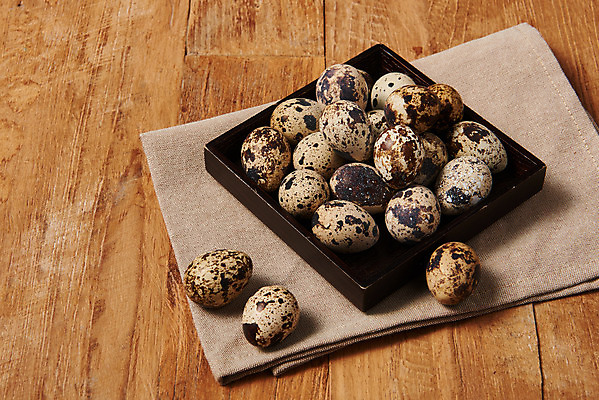 포토 JPG 스튜디오촬영 접시 음식 식재료 실내 누끼 사람없음 하이앵글 갈색 알 여러개 직물 신선 유기농 메추리알 단백질 나무배경 국내포토 식기 웰빙 뷰포인트 컬러 다수 백그라운드 내부 영양소 파일형식