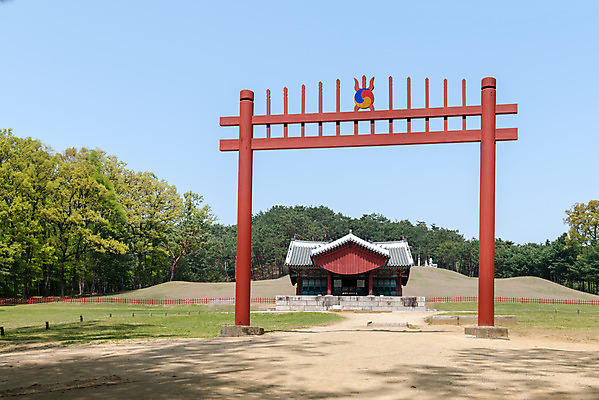 포토 JPG 주간 나무 한국전통 여행 유적지 하늘 풍경 사람없음 야외 관광지 맑음 봄 세계문화유산 문화재 역사 한국사 조선시대 정자각 조선왕릉 홍살문 화성시 효의왕후 정조 건릉 국내포토 자연요소 식물 전통 계절 고건축 날씨 한국 왕 전통문 경기도 왕릉 파일형식 왕후