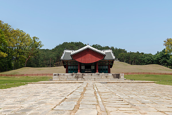 포토 JPG 주간 한국전통 여행 유적지 풍경 사람없음 야외 관광지 맑음 봄 세계문화유산 문화재 역사 한국사 조선시대 정자각 조선왕릉 화성시 효의왕후 정조 건릉 국내포토 자연요소 전통 계절 고건축 날씨 한국 왕 경기도 왕릉 파일형식 왕후