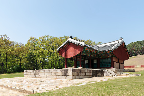 포토 JPG 주간 나무 한국전통 여행 유적지 하늘 풍경 사람없음 야외 관광지 맑음 봄 세계문화유산 문화재 역사 한국사 조선시대 정자각 조선왕릉 화성시 효의왕후 정조 건릉 국내포토 자연요소 식물 전통 계절 고건축 날씨 한국 왕 경기도 왕릉 파일형식 왕후