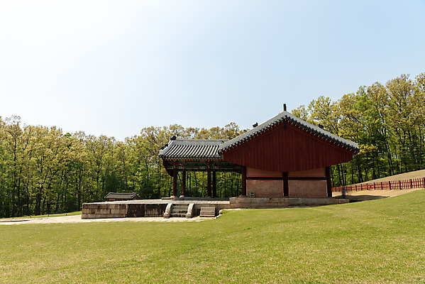 포토 JPG 주간 나무 한국전통 여행 유적지 하늘 풍경 사람없음 야외 관광지 맑음 봄 세계문화유산 문화재 역사 한국사 조선시대 정자각 조선왕릉 화성시 효의왕후 정조 건릉 국내포토 자연요소 식물 전통 계절 고건축 날씨 한국 왕 경기도 왕릉 파일형식 왕후