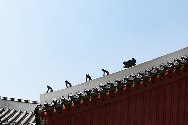 포토 JPG 주간 한국전통 로우앵글 여행 유적지 하늘 풍경 사람없음 야외 관광지 맑음 봄 세계문화유산 문화재 역사 한국사 조선시대 기와지붕 잡상 정자각 조선왕릉 화성시 효의왕후 정조 건릉 국내포토 자연요소 전통 계절 뷰포인트 고건축 지붕 날씨 한국 기와 왕 경기도 왕릉 파일형식 왕후