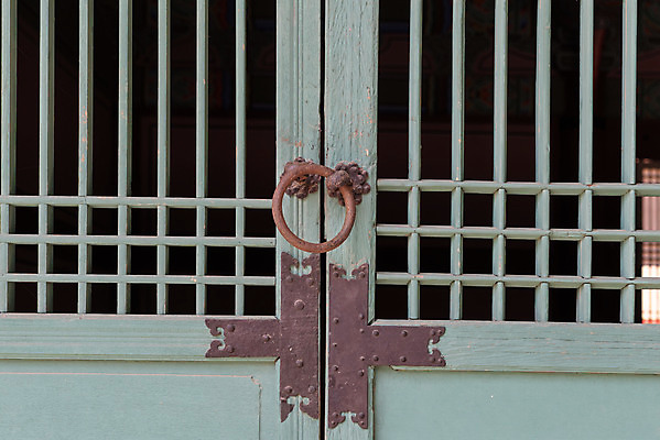 포토 JPG 주간 한국전통 여행 유적지 풍경 사람없음 야외 관광지 봄 세계문화유산 문화재 역사 한국사 조선시대 전통문 문고리 정자각 조선왕릉 화성시 효의왕후 정조 건릉 국내포토 자연요소 전통 계절 고건축 한국 문 왕 경기도 왕릉 파일형식 왕후