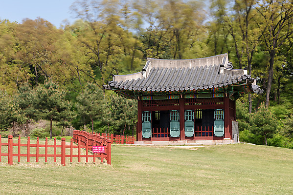 포토 JPG 주간 나무 한국전통 여행 유적지 풍경 사람없음 야외 관광지 맑음 봄 세계문화유산 문화재 역사 한국사 조선시대 비각 조선왕릉 화성시 헌경왕후 장조 국내포토 자연요소 식물 전통 계절 고건축 날씨 한국 경기도 왕릉 파일형식 왕후