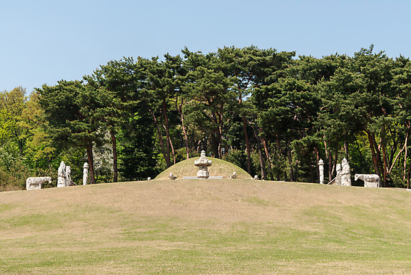 포토 JPG 주간 나무 한국전통 여행 유적지 풍경 사람없음 야외 관광지 맑음 봄 세계문화유산 문화재 역사 한국사 조선시대 조선왕릉 화성시 봉분 헌경왕후 장조 국내포토 자연요소 식물 전통 계절 고건축 날씨 한국 무덤 경기도 왕릉 파일형식 왕후