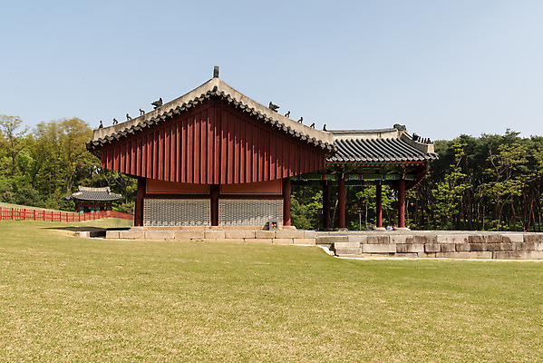 포토 JPG 주간 나무 한국전통 여행 유적지 하늘 풍경 사람없음 야외 관광지 맑음 봄 세계문화유산 문화재 역사 한국사 조선시대 잡상 정자각 조선왕릉 화성시 헌경왕후 장조 국내포토 자연요소 식물 전통 계절 고건축 날씨 한국 기와 경기도 왕릉 파일형식 왕후