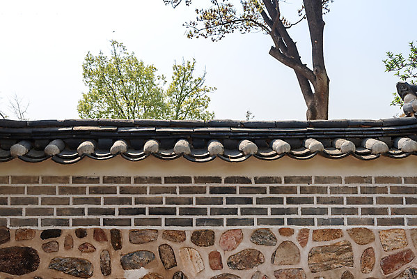 포토 JPG 주간 나무 한국전통 여행 유적지 하늘 기와 풍경 사람없음 야외 관광지 담장 맑음 봄 세계문화유산 문화재 역사 한국사 조선시대 재실 조선왕릉 화성시 헌경왕후 장조 국내포토 자연요소 식물 전통 계절 고건축 날씨 한국 경기도 왕릉 파일형식 왕후