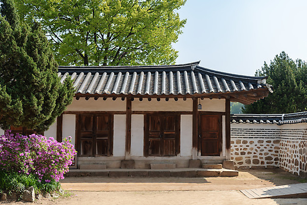 포토 JPG 주간 나무 한국전통 꽃 여행 유적지 하늘 기와 풍경 사람없음 야외 관광지 맑음 봄 세계문화유산 문화재 역사 한국사 조선시대 재실 조선왕릉 화성시 헌경왕후 장조 국내포토 자연요소 식물 전통 계절 고건축 날씨 한국 경기도 왕릉 파일형식 왕후