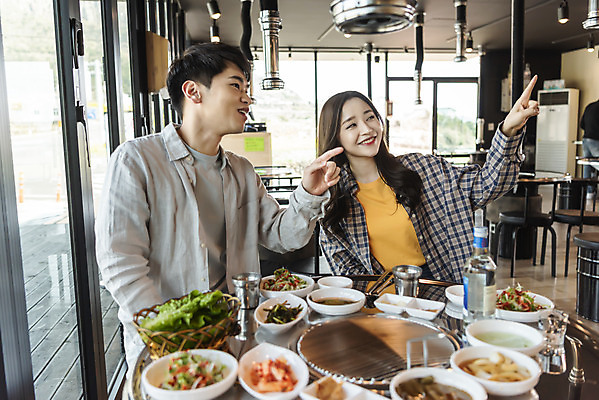 포토 JPG 커플 응시 여자 남자 음식 반찬 실내 앉기 상반신 20대 성인 두명 앞모습 30대 제주도 식당 다정 가리킴 즐거움 국내여행 제주도여행 성인만 제주음식 고깃집 국내포토 시선 감정 뷰포인트 여행 컨셉 관계 모션 한국 사람 손짓 청년 내부 장년 상점 파일형식 향토음식