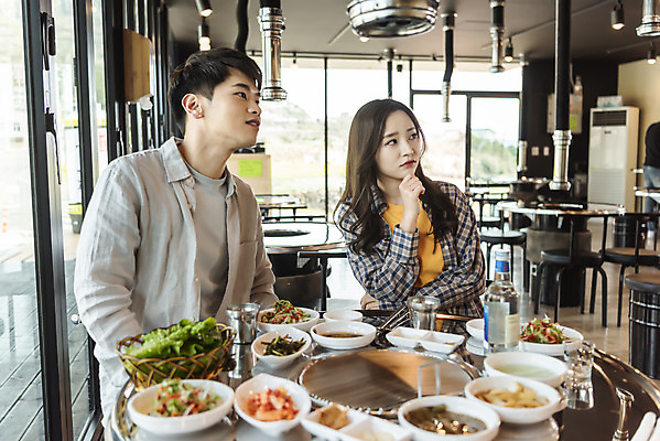 포토 JPG 커플 응시 여자 남자 음식 반찬 실내 앉기 상반신 20대 성인 두명 앞모습 30대 제주도 식당 다정 즐거움 고민 국내여행 제주도여행 성인만 제주음식 고깃집 국내포토 시선 감정 뷰포인트 여행 컨셉 관계 모션 한국 사람 청년 내부 장년 상점 파일형식 향토음식