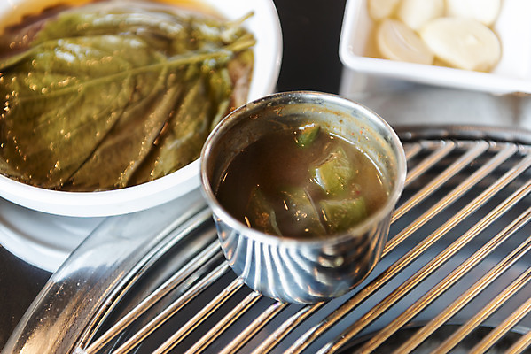 포토 JPG 음식 반찬 실내 근접촬영 사람없음 아웃포커스 제주도 식당 불판 국내여행 깻잎절임 젓갈 제주도여행 제주음식 멜젓 국내포토 뷰포인트 여행 한국 촬영기법 내부 상점 절임 파일형식 향토음식