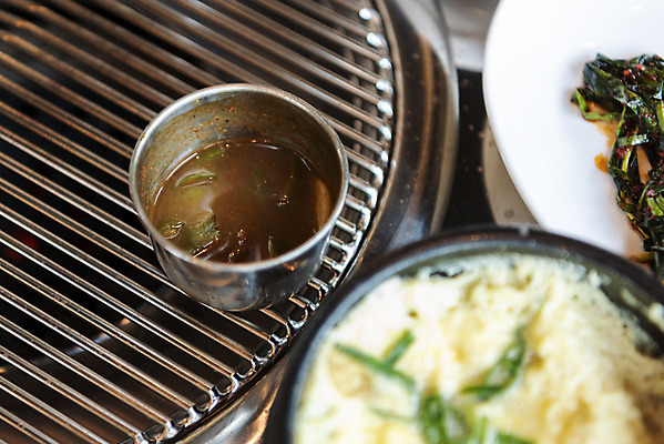 포토 JPG 음식 반찬 실내 근접촬영 사람없음 제주도 식당 소프트포커스 불판 계란찜 국내여행 제주도여행 제주음식 멜젓 국내포토 뷰포인트 여행 한국 촬영기법 내부 상점 계란요리 찜 젓갈 파일형식 향토음식