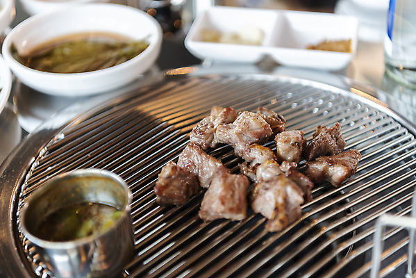 포토 JPG 음식 반찬 실내 돼지고기 사람없음 아웃포커스 제주도 식당 삼겹살 불판 국내여행 제주도여행 흙돼지 제주음식 멜젓 아프리카돼지열병 국내포토 여행 한국 촬영기법 육류 내부 상점 돼지 젓갈 파일형식 향토음식 돼지전염병