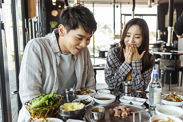 포토 JPG 커플 응시 여자 남자 음식 반찬 실내 돼지고기 미소 앉기 상반신 20대 성인 두명 앞모습 30대 제주도 식당 다정 놀람 즐거움 삼겹살 소주 국내여행 제주도여행 흙돼지 성인만 제주음식 고깃집 국내포토 시선 감정 뷰포인트 여행 컨셉 관계 모션 주류 한국 표정 육류 사람 청년 내부 장년 상점 돼지 파일형식 향토음식