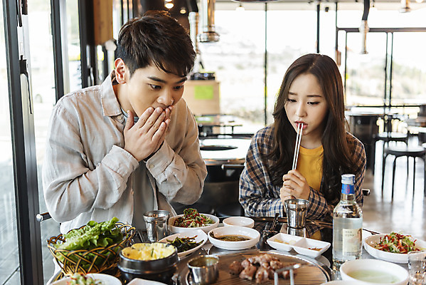 포토 JPG 커플 여자 남자 음식 반찬 실내 돼지고기 앉기 상반신 20대 성인 두명 앞모습 30대 제주도 식당 다정 놀람 기다림 즐거움 삼겹살 소주 국내여행 제주도여행 흙돼지 성인만 제주음식 고깃집 국내포토 감정 뷰포인트 여행 컨셉 관계 모션 주류 한국 표정 육류 사람 청년 내부 장년 상점 돼지 파일형식 향토음식