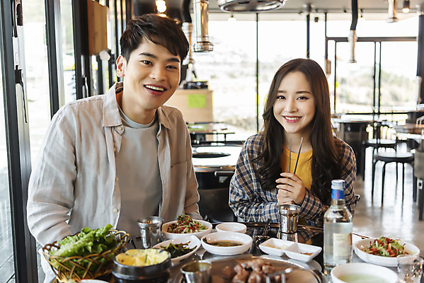포토 JPG 커플 여자 남자 음식 반찬 실내 돼지고기 미소 앉기 상반신 20대 성인 두명 앞모습 30대 제주도 식당 다정 즐거움 삼겹살 소주 국내여행 제주도여행 흙돼지 성인만 제주음식 고깃집 국내포토 감정 뷰포인트 여행 컨셉 관계 모션 주류 한국 표정 육류 사람 청년 내부 장년 상점 돼지 파일형식 향토음식