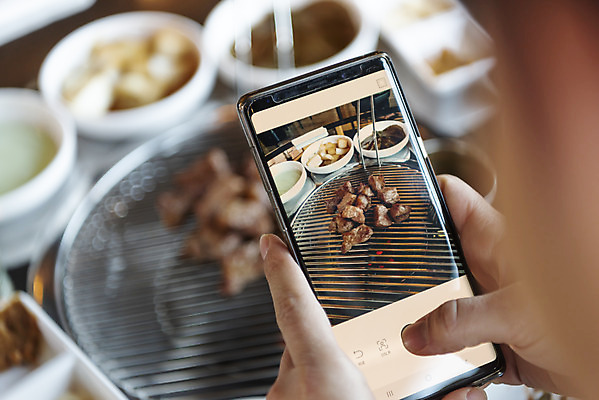 포토 JPG 손 남자 음식 반찬 실내 돼지고기 한명 성인 아웃포커스 스마트폰 제주도 식당 사진촬영 한국인 삼겹살 국내여행 제주도여행 흙돼지 성인남자한명만 제주음식 인증샷 국내포토 1 여행 한국 촬영기법 육류 사람 동양인 내부 신체부위 핸드폰 스마트기기 상점 촬영 돼지 인증 합성어 남자한명만 성인남자만 파일형식 향토음식