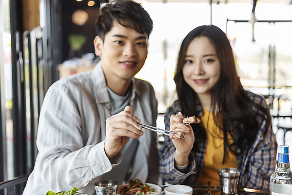 포토 JPG 커플 여자 남자 음식 젓가락 반찬 실내 돼지고기 미소 들기 앉기 상반신 20대 성인 두명 앞모습 아웃포커스 30대 제주도 식당 다정 즐거움 삼겹살 국내여행 제주도여행 흙돼지 성인만 제주음식 국내포토 감정 뷰포인트 여행 컨셉 관계 모션 한국 촬영기법 수저 표정 육류 사람 청년 내부 장년 상점 돼지 파일형식 향토음식