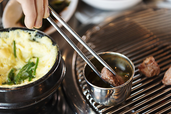 포토 JPG 손 남자 음식 젓가락 반찬 실내 돼지고기 한명 들기 성인 신체부위 제주도 식당 한국인 삼겹살 불판 계란찜 국내여행 제주도여행 흙돼지 성인남자한명만 제주음식 멜젓 국내포토 1 여행 모션 한국 수저 육류 사람 동양인 내부 상점 돼지 계란요리 찜 젓갈 남자한명만 성인남자만 파일형식 향토음식