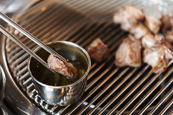 포토 JPG 음식 젓가락 반찬 실내 돼지고기 들기 사람없음 제주도 식당 삼겹살 불판 국내여행 제주도여행 흙돼지 제주음식 멜젓 아프리카돼지열병 국내포토 여행 모션 한국 수저 육류 내부 상점 돼지 젓갈 파일형식 향토음식 돼지전염병