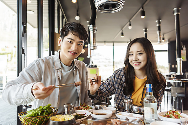 포토 JPG 커플 여자 남자 음식 젓가락 반찬 실내 돼지고기 미소 들기 앉기 상반신 20대 성인 두명 앞모습 30대 제주도 식당 다정 즐거움 삼겹살 소주 국내여행 제주도여행 흙돼지 성인만 제주음식 고깃집 국내포토 감정 뷰포인트 여행 컨셉 관계 모션 주류 한국 수저 표정 육류 사람 청년 내부 장년 상점 돼지 파일형식 향토음식