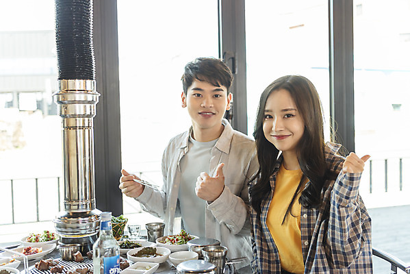 포토 JPG 커플 여자 남자 음식 반찬 실내 돼지고기 미소 앉기 상반신 20대 성인 두명 앞모습 30대 제주도 식당 다정 엄지손가락 최고 즐거움 삼겹살 국내여행 제주도여행 흙돼지 성인만 제주음식 고깃집 국내포토 감정 뷰포인트 여행 컨셉 손가락 관계 모션 한국 표정 육류 사람 청년 내부 장년 상점 돼지 파일형식 향토음식
