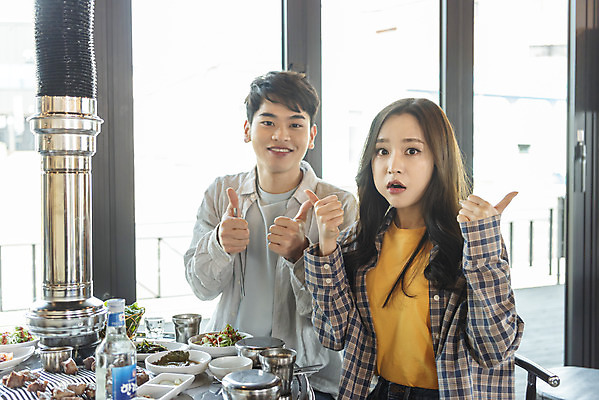 포토 JPG 커플 여자 남자 음식 반찬 실내 돼지고기 미소 앉기 상반신 20대 성인 두명 앞모습 30대 제주도 식당 다정 엄지손가락 최고 즐거움 삼겹살 국내여행 제주도여행 흙돼지 성인만 제주음식 고깃집 국내포토 감정 뷰포인트 여행 컨셉 손가락 관계 모션 한국 표정 육류 사람 청년 내부 장년 상점 돼지 파일형식 향토음식