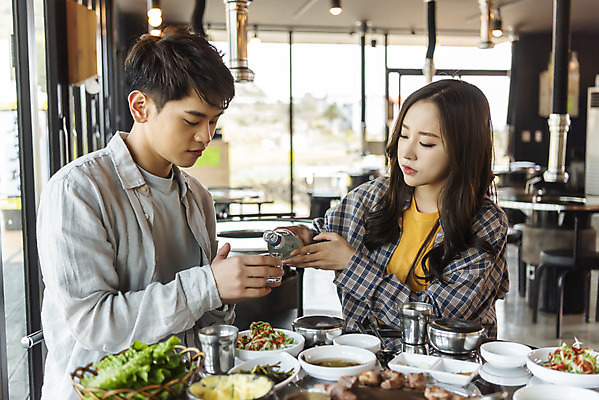 포토 JPG 커플 여자 남자 음식 반찬 실내 돼지고기 앉기 상반신 20대 성인 두명 앞모습 30대 제주도 식당 다정 붓기 즐거움 삼겹살 소주 국내여행 소주잔 제주도여행 흙돼지 성인만 제주음식 고깃집 국내포토 감정 뷰포인트 여행 컨셉 술잔 관계 모션 주류 한국 육류 사람 청년 내부 장년 상점 돼지 파일형식 향토음식