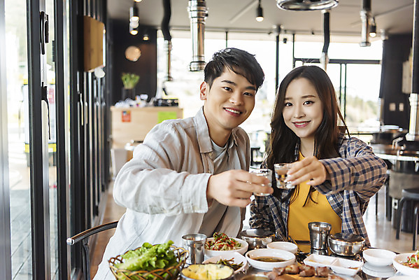 포토 JPG 커플 여자 남자 음식 반찬 실내 돼지고기 미소 들기 앉기 상반신 20대 성인 두명 앞모습 30대 제주도 식당 다정 즐거움 건배 삼겹살 소주 국내여행 소주잔 제주도여행 흙돼지 성인만 제주음식 고깃집 국내포토 감정 뷰포인트 여행 컨셉 술잔 관계 모션 주류 한국 표정 육류 사람 청년 내부 장년 상점 돼지 파일형식 향토음식