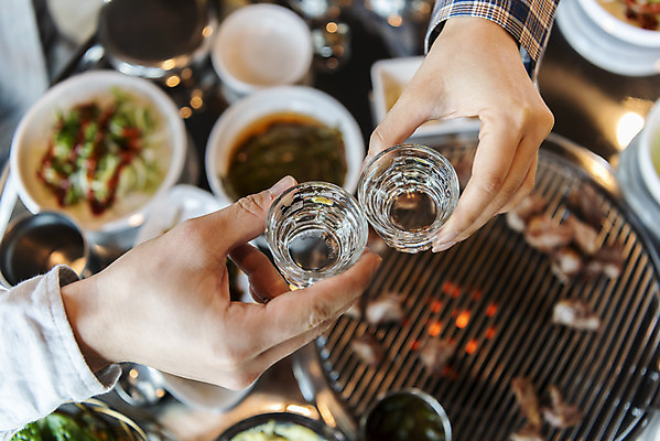 포토 감정 음식 뷰포인트 여행 컨셉 술잔 관계 모션 한국 육류 돼지고기 사람 청년 내부 신체부위 장년 제주도 상점 돼지 소주 파일형식 향토음식 손 건배 소주잔 들기 하이앵글 JPG 국내여행 제주도여행 제주음식 실내 식당 다정 즐거움 성인만 커플 30대 20대 성인 남자 여자 두명 흙돼지 반찬 삼겹살 국내포토