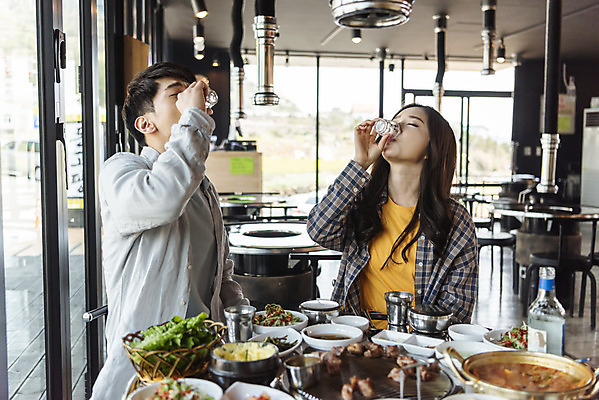 포토 JPG 커플 여자 남자 음식 반찬 실내 돼지고기 앉기 상반신 20대 성인 두명 앞모습 30대 제주도 식당 다정 마시기 즐거움 삼겹살 소주 국내여행 소주잔 제주도여행 흙돼지 성인만 제주음식 고깃집 국내포토 감정 뷰포인트 여행 컨셉 술잔 관계 모션 주류 한국 육류 사람 청년 내부 장년 상점 돼지 파일형식 향토음식