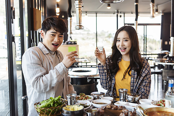 포토 JPG 커플 여자 남자 음식 반찬 실내 돼지고기 미소 들기 앉기 상반신 20대 성인 두명 앞모습 30대 제주도 식당 다정 마시기 즐거움 삼겹살 국내여행 소주잔 제주도여행 흙돼지 성인만 제주음식 고깃집 국내포토 감정 뷰포인트 여행 컨셉 술잔 관계 모션 한국 표정 육류 사람 청년 내부 장년 상점 돼지 소주 파일형식 향토음식