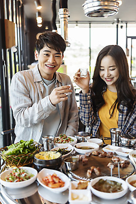 포토 JPG 커플 여자 남자 음식 반찬 실내 돼지고기 미소 들기 앉기 상반신 20대 성인 두명 앞모습 30대 제주도 식당 다정 마시기 즐거움 삼겹살 국내여행 소주잔 제주도여행 흙돼지 성인만 제주음식 고깃집 국내포토 감정 뷰포인트 여행 컨셉 술잔 관계 모션 한국 표정 육류 사람 청년 내부 장년 상점 돼지 소주 파일형식 향토음식