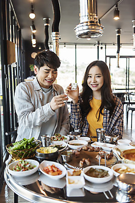 포토 JPG 커플 여자 남자 음식 반찬 실내 돼지고기 미소 들기 앉기 상반신 20대 성인 두명 앞모습 30대 제주도 식당 다정 마시기 찡그림 즐거움 삼겹살 국내여행 소주잔 제주도여행 흙돼지 성인만 제주음식 고깃집 국내포토 감정 뷰포인트 여행 컨셉 술잔 관계 모션 한국 표정 육류 사람 청년 내부 장년 상점 돼지 소주 파일형식 향토음식