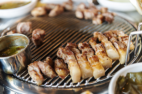 포토 JPG 음식 반찬 실내 돼지고기 근접촬영 사람없음 아웃포커스 제주도 식당 삼겹살 불판 국내여행 제주도여행 흙돼지 제주음식 멜젓 아프리카돼지열병 국내포토 뷰포인트 여행 한국 촬영기법 육류 내부 상점 돼지 젓갈 파일형식 향토음식 돼지전염병