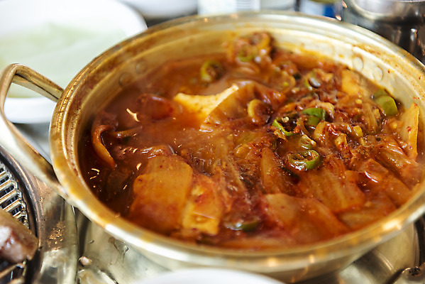 포토 JPG 음식 반찬 실내 근접촬영 사람없음 제주도 식당 김치찌개 국내여행 제주도여행 흙돼지 제주음식 국내포토 뷰포인트 여행 한국 내부 상점 돼지 찌개 파일형식 향토음식