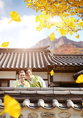 PSD 서양인 외국인 편집이미지 전통 커플 여행 하늘 한옥 서기 상반신 20대 성인 앞모습 담장 햇빛 평화 가을풍경 산책 궁전 가을 한복 은행잎 은행나무 단아함 성인만 이미지편집 나무 한국전통 계절 뷰포인트 컨셉 고건축 잎 관계 모션 휴식 사람 인종 풍경 청년 태양 전통의상 파일형식 가을_계절