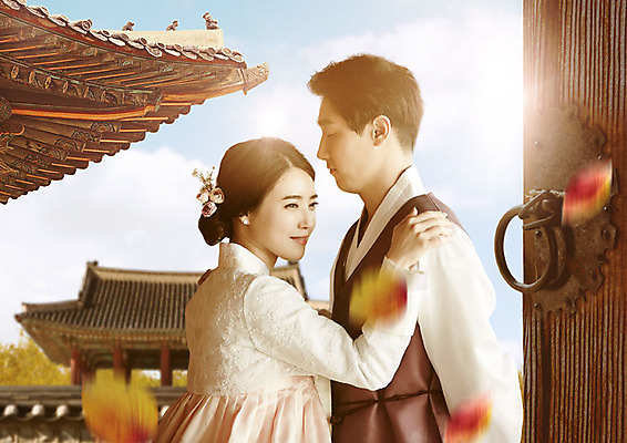 PSD 편집이미지 전통 커플 여자 남자 여행 낙엽 하늘 서기 상반신 20대 성인 두명 옆모습 햇빛 갈색 평화 가을풍경 산책 궁전 한국인 가을 한복 단아함 성인만 이미지편집 한국전통 계절 뷰포인트 컬러 컨셉 고건축 잎 관계 모션 휴식 사람 동양인 풍경 청년 태양 전통의상 파일형식 가을_계절