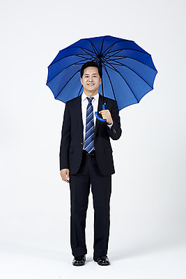 포토 JPG 스튜디오촬영 전신 남자 40대 중년 우산 실내 한명 서기 미소 들기 누끼 정장 앞모습 여름 한국인 비즈니스맨 흰배경 장마 호우 중년남자한명만 호우주의보 국지성호우 국내포토 1 옷 계절 뷰포인트 백그라운드 비즈니스 모션 표정 사람 동양인 성인 내부 흰색 직장인 비_날씨 자연재해 남자한명만 중년남자만 파일형식