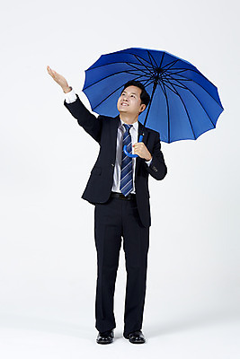 포토 JPG 스튜디오촬영 전신 응시 남자 40대 중년 우산 실내 한명 서기 들기 누끼 정장 앞모습 여름 손들기 한국인 비즈니스맨 흰배경 장마 호우 중년남자한명만 호우주의보 국지성호우 국내포토 1 시선 옷 계절 뷰포인트 백그라운드 비즈니스 모션 사람 동양인 성인 내부 흰색 직장인 비_날씨 자연재해 남자한명만 중년남자만 파일형식