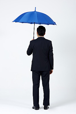 포토 JPG 스튜디오촬영 전신 남자 40대 중년 우산 실내 한명 서기 들기 누끼 정장 뒷모습 여름 한국인 비즈니스맨 흰배경 장마 호우 중년남자한명만 호우주의보 국지성호우 국내포토 1 옷 계절 뷰포인트 백그라운드 비즈니스 모션 사람 동양인 성인 내부 흰색 직장인 비_날씨 자연재해 남자한명만 중년남자만 파일형식