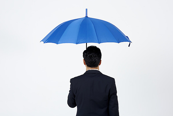 포토 JPG 스튜디오촬영 남자 40대 중년 우산 실내 한명 서기 들기 누끼 정장 상반신 뒷모습 여름 한국인 비즈니스맨 흰배경 장마 호우 중년남자한명만 호우주의보 국지성호우 국내포토 1 옷 계절 뷰포인트 백그라운드 비즈니스 모션 사람 동양인 성인 내부 흰색 직장인 비_날씨 자연재해 남자한명만 중년남자만 파일형식