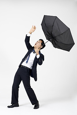 포토 JPG 스튜디오촬영 전신 남자 40대 중년 우산 바람 실내 한명 서기 들기 누끼 정장 옆모습 여름 손들기 한국인 비즈니스맨 흰배경 장마 태풍 비바람 호우 중년남자한명만 호우주의보 국지성호우 국내포토 자연요소 1 옷 계절 뷰포인트 백그라운드 비즈니스 모션 날씨 사람 동양인 성인 내부 흰색 직장인 비_날씨 자연재해 남자한명만 중년남자만 파일형식