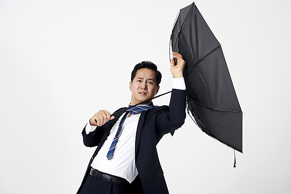 포토 JPG 스튜디오촬영 남자 40대 중년 우산 바람 실내 한명 서기 들기 누끼 정장 상반신 앞모습 여름 한국인 비즈니스맨 찡그림 흰배경 장마 태풍 비바람 호우 중년남자한명만 호우주의보 국지성호우 국내포토 자연요소 1 옷 계절 뷰포인트 백그라운드 비즈니스 모션 날씨 표정 사람 동양인 성인 내부 흰색 직장인 비_날씨 자연재해 남자한명만 중년남자만 파일형식