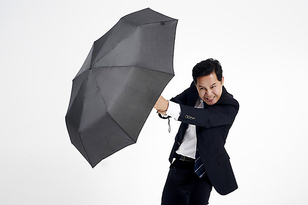 포토 JPG 스튜디오촬영 남자 40대 중년 우산 바람 실내 한명 서기 들기 누끼 정장 상반신 앞모습 여름 한국인 비즈니스맨 찡그림 흰배경 장마 태풍 비바람 호우 중년남자한명만 호우주의보 국지성호우 국내포토 자연요소 1 옷 계절 뷰포인트 백그라운드 비즈니스 모션 날씨 표정 사람 동양인 성인 내부 흰색 직장인 비_날씨 자연재해 남자한명만 중년남자만 파일형식