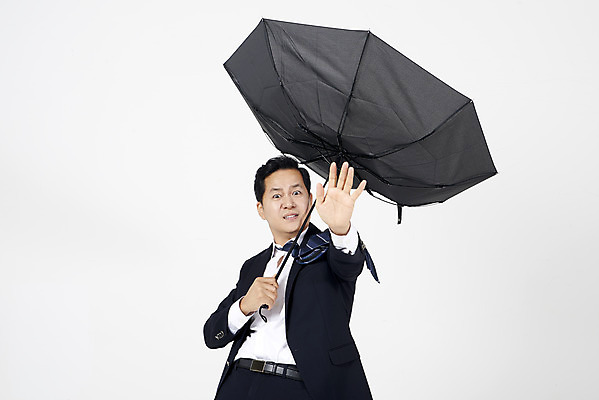 포토 JPG 스튜디오촬영 남자 40대 중년 우산 바람 실내 한명 서기 들기 누끼 정장 상반신 앞모습 여름 한국인 비즈니스맨 흰배경 장마 태풍 비바람 호우 중년남자한명만 호우주의보 국지성호우 국내포토 자연요소 1 옷 계절 뷰포인트 백그라운드 비즈니스 모션 날씨 사람 동양인 성인 내부 흰색 직장인 비_날씨 자연재해 남자한명만 중년남자만 파일형식
