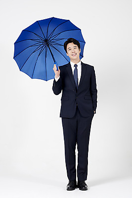 포토 JPG 스튜디오촬영 전신 남자 우산 실내 한명 서기 미소 들기 누끼 정장 성인 앞모습 여름 30대 한국인 비즈니스맨 흰배경 장마 호우 성인남자한명만 호우주의보 국지성호우 국내포토 1 옷 계절 뷰포인트 백그라운드 비즈니스 모션 표정 사람 동양인 내부 장년 흰색 직장인 비_날씨 자연재해 남자한명만 성인남자만 파일형식