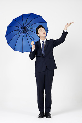 포토 JPG 스튜디오촬영 전신 응시 남자 우산 실내 한명 서기 들기 누끼 정장 성인 앞모습 여름 30대 손들기 한국인 비즈니스맨 흰배경 장마 호우 성인남자한명만 호우주의보 국지성호우 국내포토 1 시선 옷 계절 뷰포인트 백그라운드 비즈니스 모션 사람 동양인 내부 장년 흰색 직장인 비_날씨 자연재해 남자한명만 성인남자만 파일형식